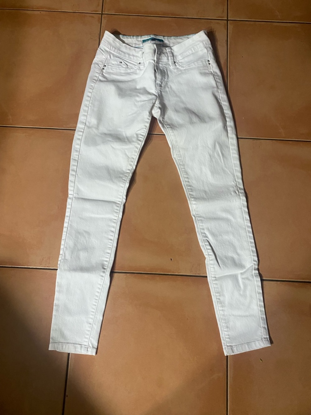 YMI WHITE JEANS. SIZE 7.  SKINNY LEGGED.